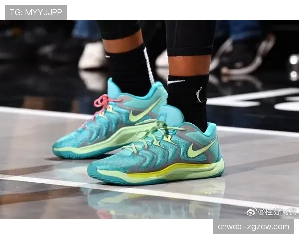 季前赛花絮：纽约自由人新秀在首次主场亮相中，获得球迷起立鼓掌